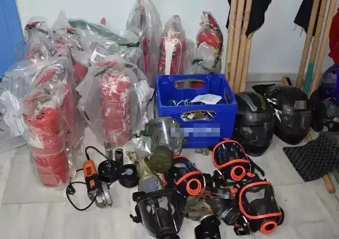 Θεσσαλονίκη: Ναυτικούς πυρσούς, χειροβομβίδες κρότου λάμψης και κοντάρια βρήκε η ΕΛΑΣ στο ΑΠΘ