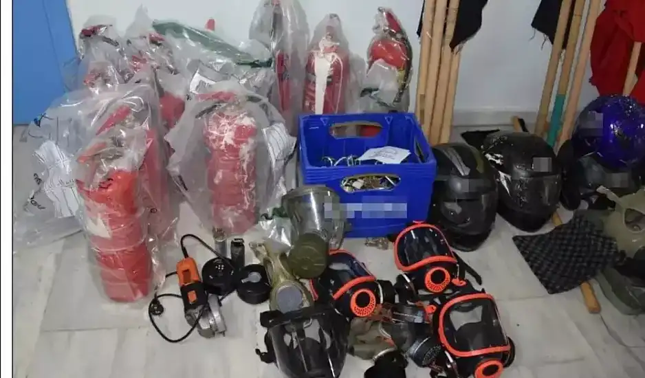 Θεσσαλονίκη: Ναυτικούς πυρσούς, χειροβομβίδες κρότου λάμψης και κοντάρια βρήκε η ΕΛΑΣ στο ΑΠΘ
