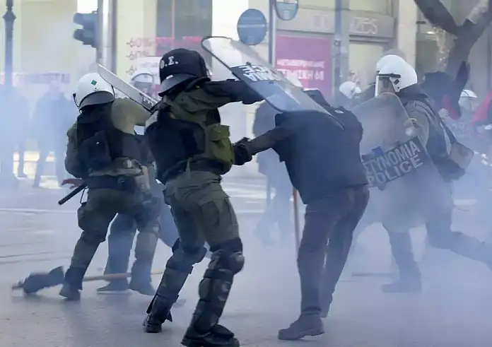 Πεδίο μάχης το ΑΠΘ – Επεισόδια με πέτρες και χημικά