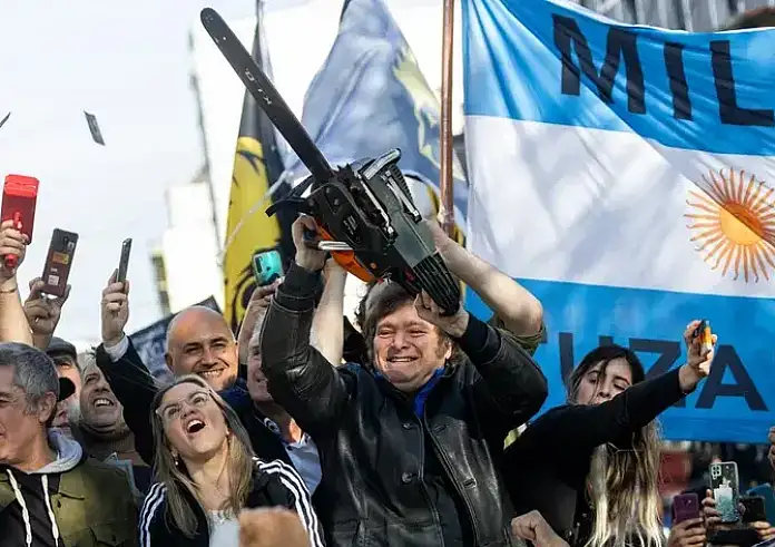 Αργεντινή: Κι όμως αυτός είναι ο νέος της πρόεδρος, El Loco. Ο πρόεδρος με το πριόνι