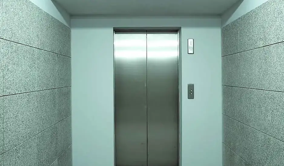 Λαρισαίος εγκλώβισε διαρρήκτες σε ασανσέρ επί 2,5 ώρες, κόβοντας το ρεύμα