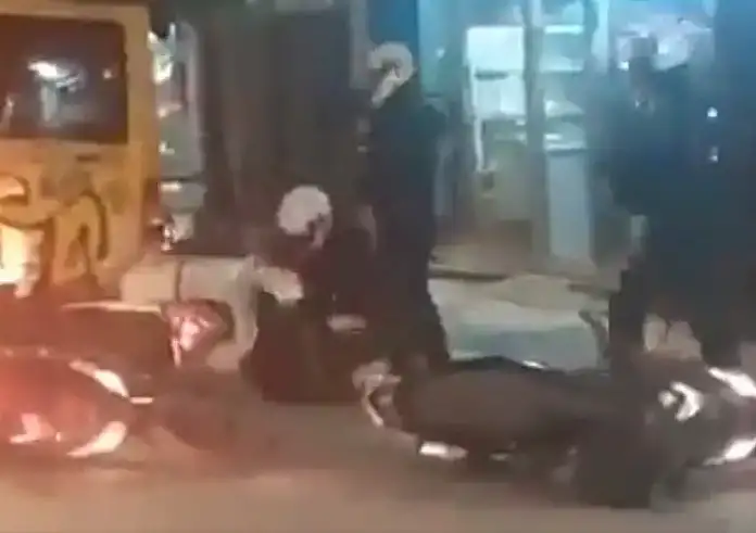 Βίντεο με τον άγριο ξυλοδαρμό πολίτη από αστυνομικούς στην πλατεία Βικτωρίας – Διατάχθηκε ΕΔΕ