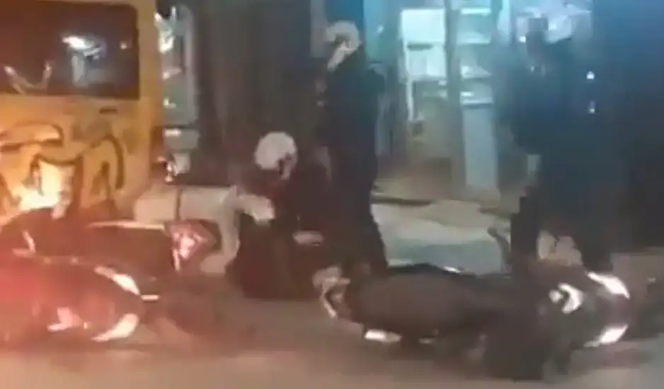 Βίντεο με τον άγριο ξυλοδαρμό πολίτη από αστυνομικούς στην πλατεία Βικτωρίας – Διατάχθηκε ΕΔΕ