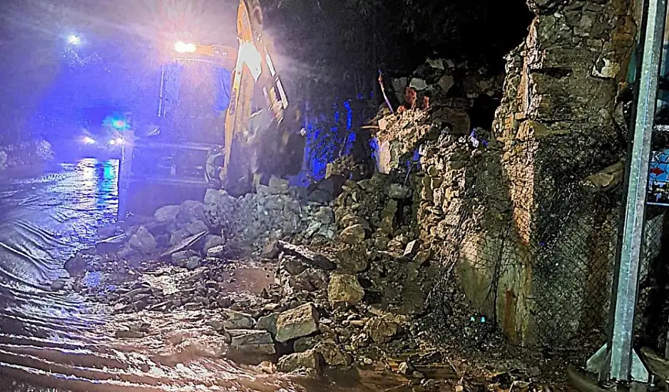 Πλημμύρες, πτώση τοίχου και απεγκλωβισμοί σε Ζάκυνθο και Κέρκυρα από την κακοκαιρία