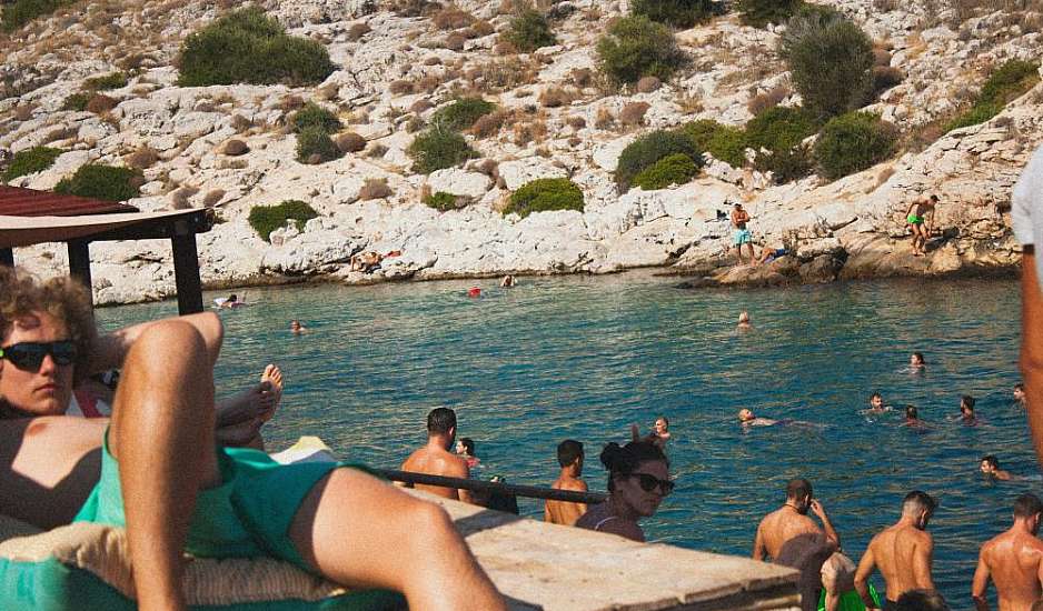 Καιρός: Γέμισαν οι παραλίες της Αττικής - Ανεβαίνει η θερμοκρασία