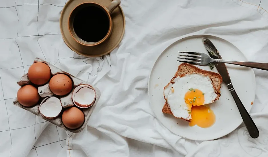 Βραστά αυγά vs ομελέτα: Ποιο πιάτο είναι πιο υγιεινό; Πόσα αυγά πρέπει να τρώει κανείς καθημερινά;