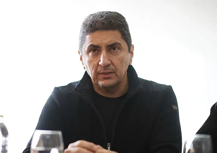 Τον Μητσοτάκη περιμένουν στο Μαξίμου για να διαγραφεί ο Αυγενάκης – Ο υπάλληλος κατέθεσε μήνυση εναντίον του τραμπούκου πρώην υπουργού