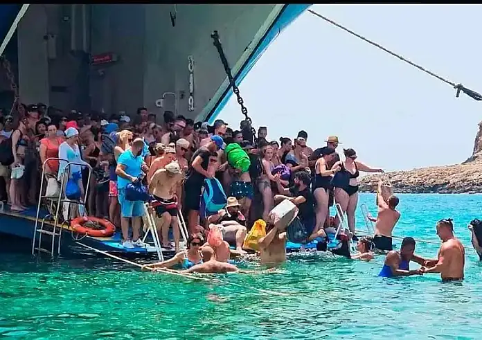 ΟΥΚάς; Μπάλο να πας! Χαμός με την αποβίβαση της ντροπής στη διάσημη παραλία Μπάλος