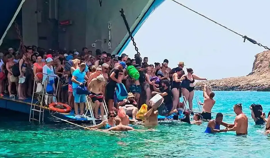 ΟΥΚάς; Μπάλο να πας! Χαμός με την αποβίβαση της ντροπής στη διάσημη παραλία Μπάλος