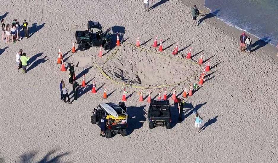 Θρήνος στη Φλόριντα: 7χρονο κοριτσάκι θάφτηκε σε λάκκο που έσκαβε στην παραλία – Το ντοκουμέντο