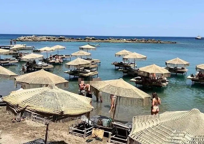 Λουκέτο στο beach bar της Ρόδου με τα κρεβάτια-ξαπλώστρες μέσα στη θάλασσα
