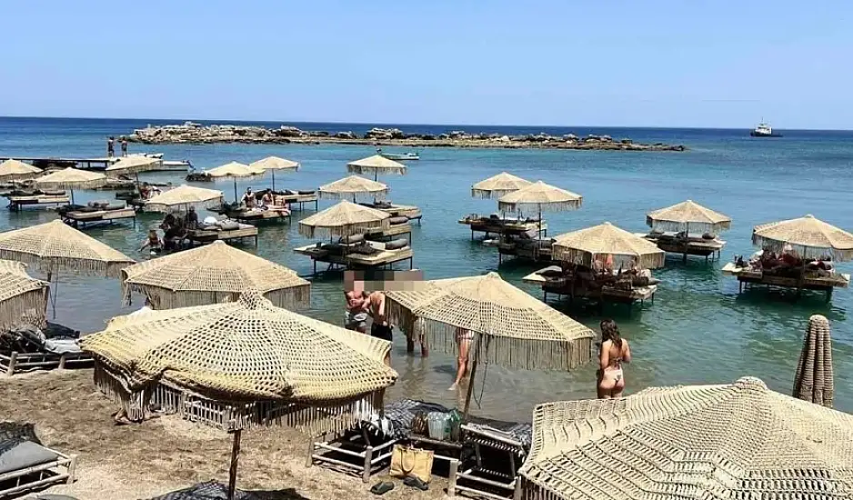 Λουκέτο στο beach bar της Ρόδου με τα κρεβάτια-ξαπλώστρες μέσα στη θάλασσα