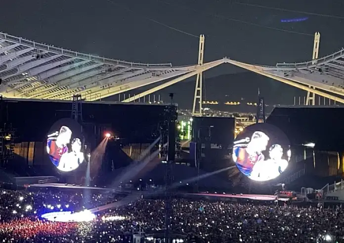 Αναστάτωση με θαυμαστή στη συναυλία των Coldplay στο ΟΑΚΑ – Είναι καλά; Δεν πέθανε έτσι;, είπε από τη σκηνή ο Κρις Μάρτιν