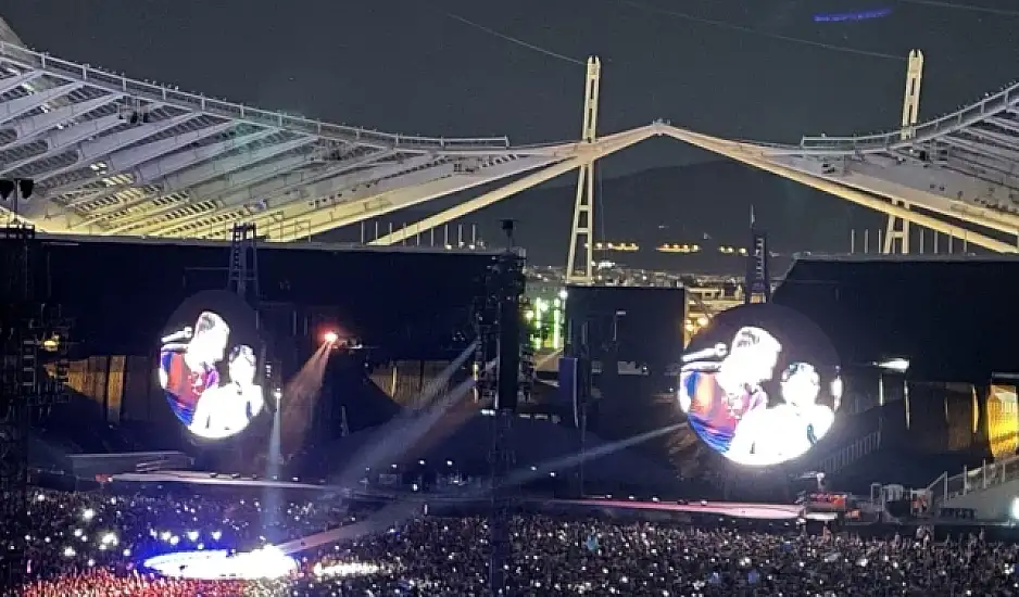 Αναστάτωση με θαυμαστή στη συναυλία των Coldplay στο ΟΑΚΑ – Είναι καλά; Δεν πέθανε έτσι;, είπε από τη σκηνή ο Κρις Μάρτιν