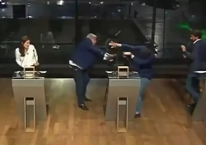 Βραζιλία: Ξύλο σε debate με υποψήφιο να εκτοξεύει σκαμπό σε πολιτικό του αντίπαλο, δείτε βίντεο