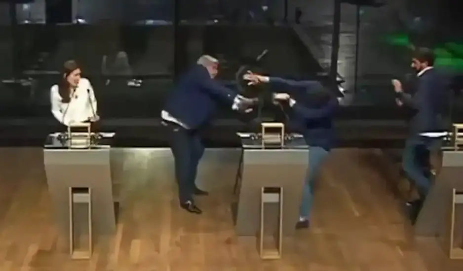 Βραζιλία: Ξύλο σε debate με υποψήφιο να εκτοξεύει σκαμπό σε πολιτικό του αντίπαλο, δείτε βίντεο