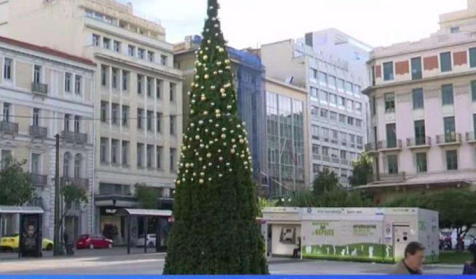 Έγδυσαν το χριστουγεννιάτικο δέντρο στην Κλαυθμώνος: Έκλεψαν όσα στολίδια έφταναν!!