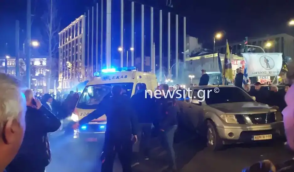 Αναστάτωση στο αγροτικό συλλαλητήριο από διαδηλωτή που λιποθύμησε