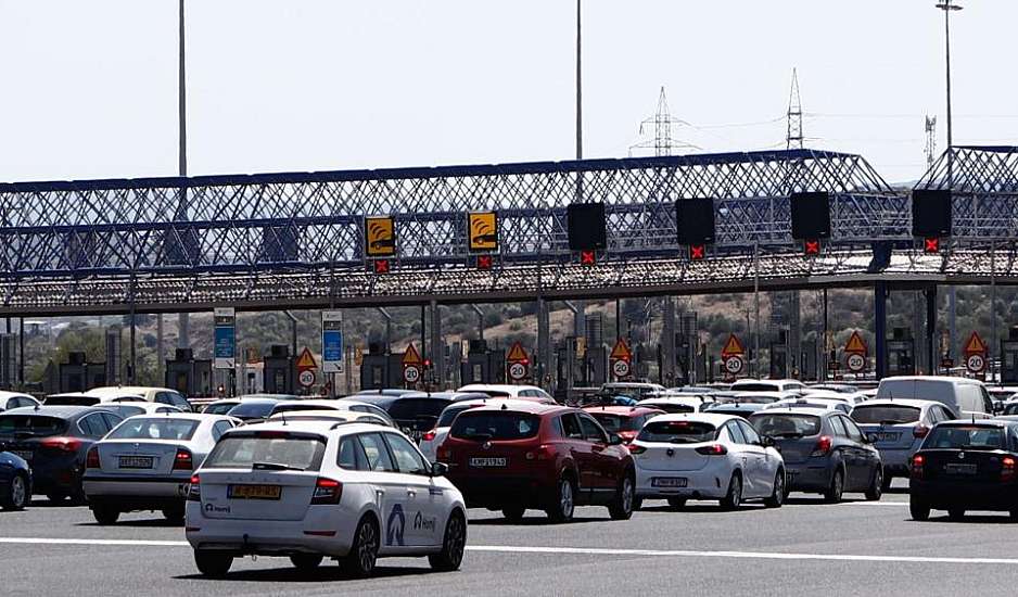 Πάσχα: Κατά κύματα επιστρέφουν οι εκδρομείς – Ουρές στα διόδια, γεμάτα πλοία και ΚΤΕΛ