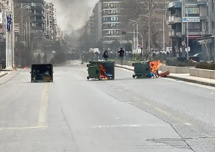 Ένταση στη Θεσσαλονίκη στην πορεία για τα Τέμπη – Πέτρες, μολότοφ και χημικά ανάμεσα σε διαδηλωτές και αστυνομικούς