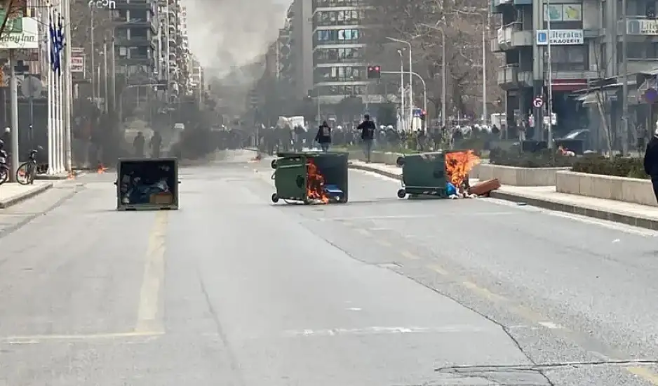 Ένταση στη Θεσσαλονίκη στην πορεία για τα Τέμπη – Πέτρες, μολότοφ και χημικά ανάμεσα σε διαδηλωτές και αστυνομικούς