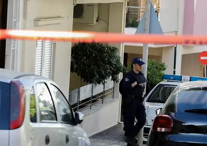 Έγκλημα στην Ηλιούπολη: Σκότωσε τη μητέρα του, βρέθηκε νεκρός και γυμνός στο κρεβάτι της