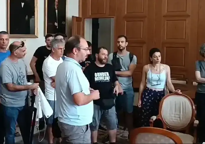 ΕΚΠΑ: Έξω από το γραφείο μου ρε - Ένταση μεταξύ της αντιπρύτανη και εργαζόμενων (βίντεο)