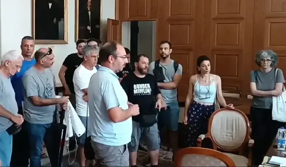 ΕΚΠΑ: Έξω από το γραφείο μου ρε - Ένταση μεταξύ της αντιπρύτανη και εργαζόμενων (βίντεο)