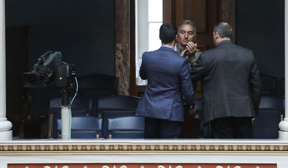 Ένταση στη Βουλή: Bullying σε συγγενή θύματος στα Τέμπη επειδή χειροκρότησε ειρωνικά τον Μαρκόπουλο – Παρενέβη η φρουρά