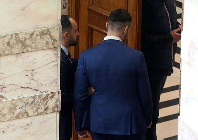Δίωξη για κακούργημα στον Φλώρο – Mε κάταγμα στη μύτη και νάρθηκα στο χέρι ο Γραμμένος – Καρέ καρέ ο πρωτοφανής ξυλοδαρμός στη Βουλή