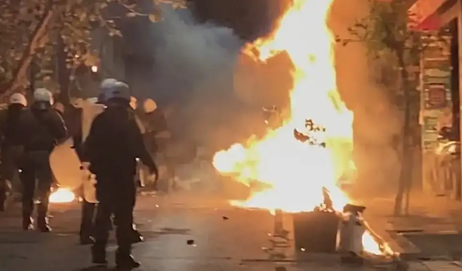 Αλέξανδρος Γρηγορόπουλος: Επεισόδια σε Αθήνα και Θεσσαλονίκη με φωτιές και μολότοφ – Έγιναν προσαγωγές