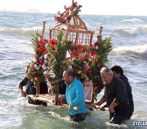 Νάξος: Πλήθος πιστών στην ξεχωριστή περιφορά του Επιταφίου μέσα στη θάλασσα - Δείτε το βίντεο