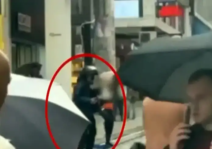 Το μυστήριο με το διαβατήριο του Ιρακινού που μαχαίρωσε την 22χρονη στην Ερμού – «Φοβάται, δεν μπορεί να κοιμηθεί»