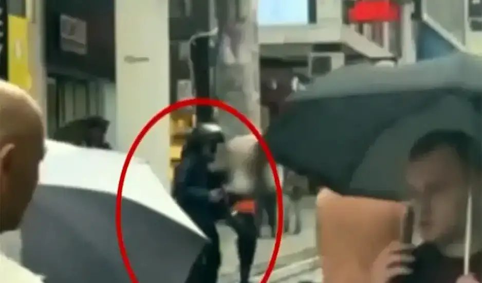 Το μυστήριο με το διαβατήριο του Ιρακινού που μαχαίρωσε την 22χρονη στην Ερμού – «Φοβάται, δεν μπορεί να κοιμηθεί»