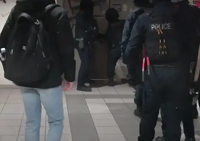 Αποκαλυπτικό βίντεο από την επιχείρηση της Αστυνομίας στην Πανεπιστημιούπολη Ζωγράφου – Συνελήφθησαν οι τρεις προσαχθέντες