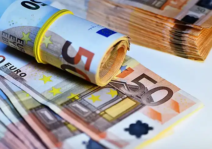 Όλες οι αλλαγές στο τέλος επιτηδεύματος – Ποιοι θα πληρώσουν το μισό και ποιοι θα το γλιτώσουν το 2024