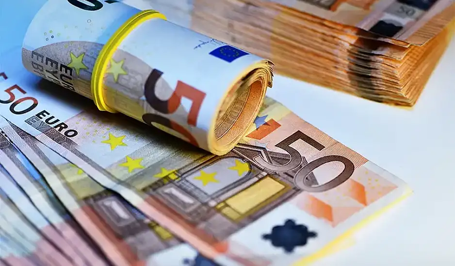 Όλες οι αλλαγές στο τέλος επιτηδεύματος – Ποιοι θα πληρώσουν το μισό και ποιοι θα το γλιτώσουν το 2024