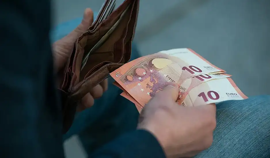 Η ακρίβεια «γονατίζει» τους Έλληνες – Τρώνε από τα έτοιμα, περιμένουν νέες αυξήσεις τιμών