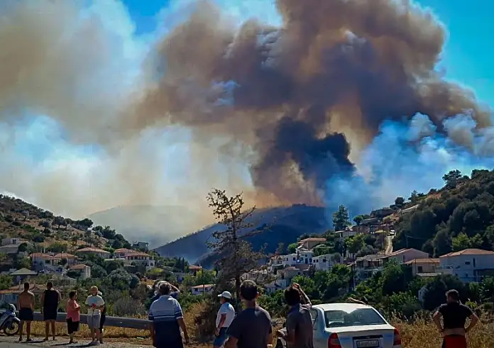 Τιτάνια μάχη με τις φλόγες στην Εύβοια: Διπλό πύρινο μέτωπο εκτός ελέγχου – Εκκενώθηκαν οικισμοί, τραυματίστηκε πυροσβέστης