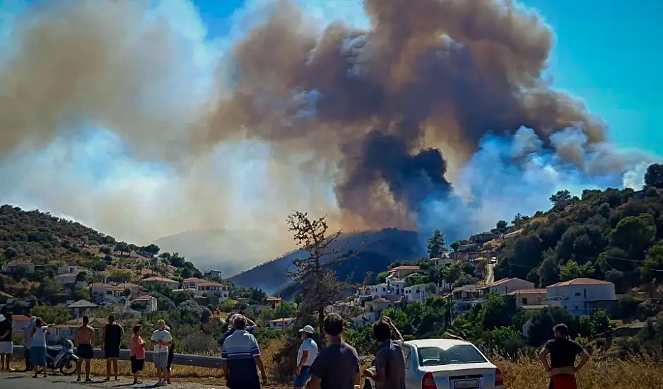 Τιτάνια μάχη με τις φλόγες στην Εύβοια: Διπλό πύρινο μέτωπο εκτός ελέγχου – Εκκενώθηκαν οικισμοί, τραυματίστηκε πυροσβέστης