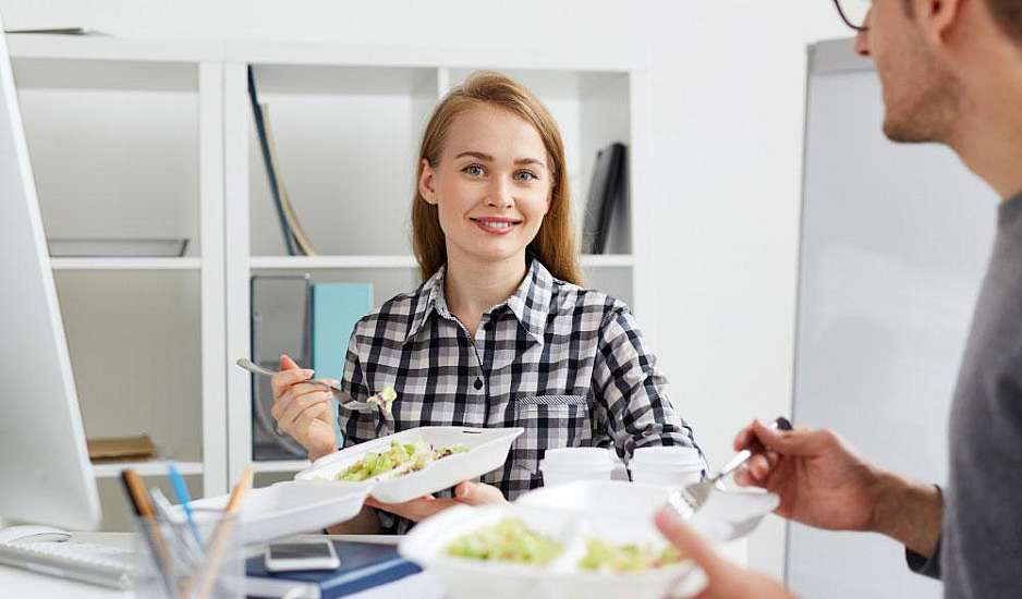 Φαγητό στο γραφείο: Tips να το απολαμβάνεις αν κάνεις διατροφή