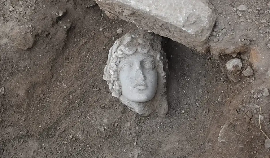 Έκπληκτοι οι αρχαιολόγοι: Φοιτητές του ΑΠΘ βρήκαν κεφαλή του Απόλλωνα του 2ου αιώνα στους Φιλίππους