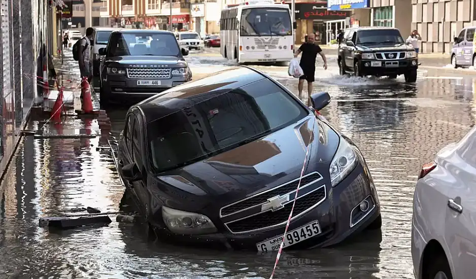 Το κλίμα τρελάθηκε: Πλημμύρες ρεκόρ στο Ντουμπάι και πτώση πάνω από 26 βαθμούς σε 24 ώρες στην Σλοβενία