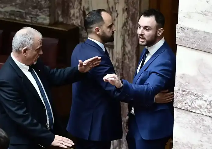 Στα δικαστήρια ο Κωνσταντίνος Φλώρος – Με κάταγμα στη μύτη ο βουλευτής της Ελληνικής Λύσης, Βασίλης Γραμμένος