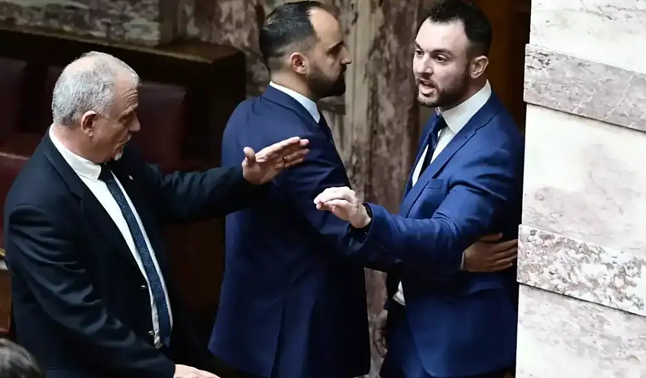 Στα δικαστήρια ο Κωνσταντίνος Φλώρος – Με κάταγμα στη μύτη ο βουλευτής της Ελληνικής Λύσης, Βασίλης Γραμμένος