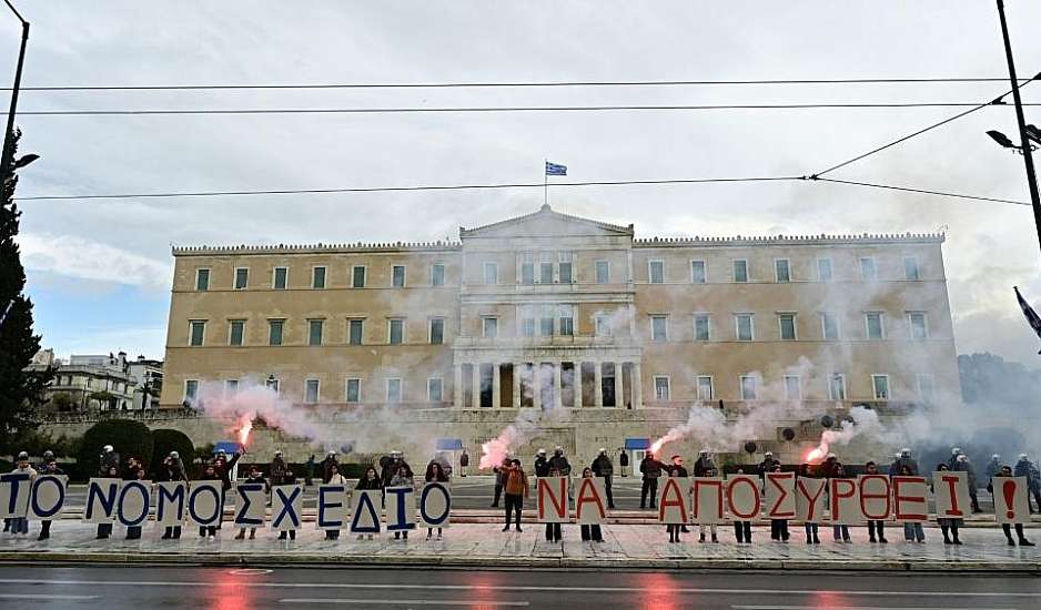 Μη κρατικά ΑΕΙ: Η σπουδή της κυβέρνησης ναρκοθετεί τρία μέτωπα – ΣτΕ, συνταγματική αναθεώρηση και δημόσια πανεπιστήμια
