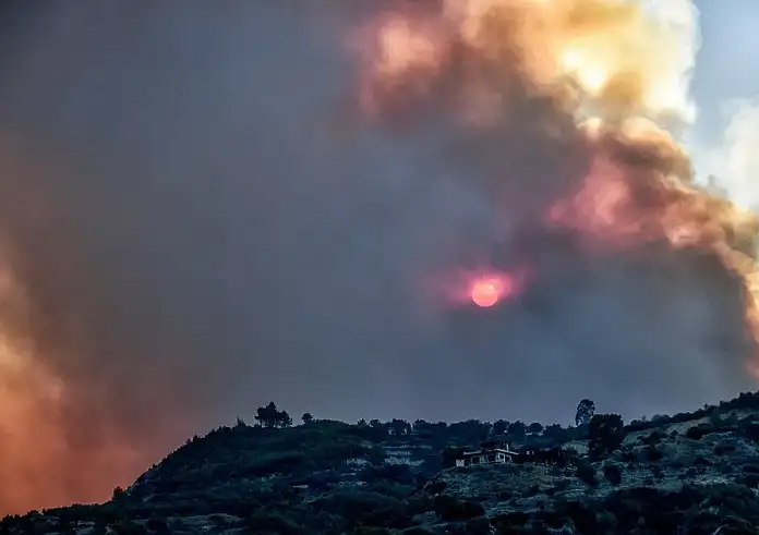 Φωτιά στο Ξυλόκαστρο: Ακόμα μία δύσκολη νύχτα – Πάνω από 32 χιλιόμετρα το πύρινο μέτωπο, τραυματίστηκαν δύο πυροσβέστες