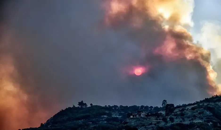 Φωτιά στο Ξυλόκαστρο: Ακόμα μία δύσκολη νύχτα – Πάνω από 32 χιλιόμετρα το πύρινο μέτωπο, τραυματίστηκαν δύο πυροσβέστες