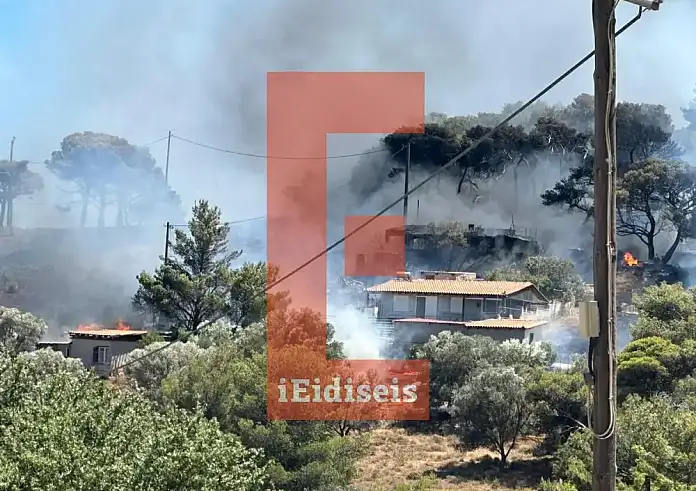 Κερατέα: Εκτός ελέγχου η φωτιά, κάηκαν σπίτια