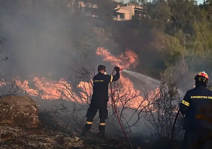 Φωτιές στην Αττική:Εντολή εκκένωσης για Πεντέλη, Ντράφι, Διώνη, Νταού, Άγιο Σπυρίδωνα